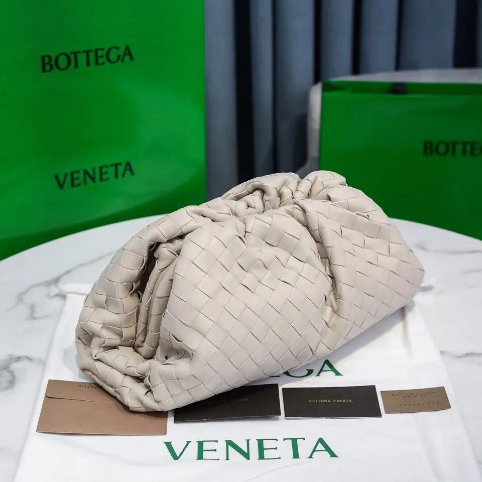 🔥🔥The counterattack of the popular Bottega Veneta started with this series of cloud bags, which went viral in the fashion circle and started a craze! Out of stock, out of stock, out of stock... One piece is hard to find, super hard to buy, regardless of age, season, or occasion. Very classy. Really, if you carry this on the road, it will turn heads! This is also the reason why this series is so expensive. Large size: 38*20*8.5cm [Big clouds and large grid weaving]